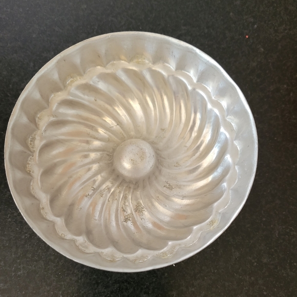 Set of 6 Vintage Tin Aluminum Swirled Jello/Cake Molds 3.5" x 1" - Picture 2 of 6